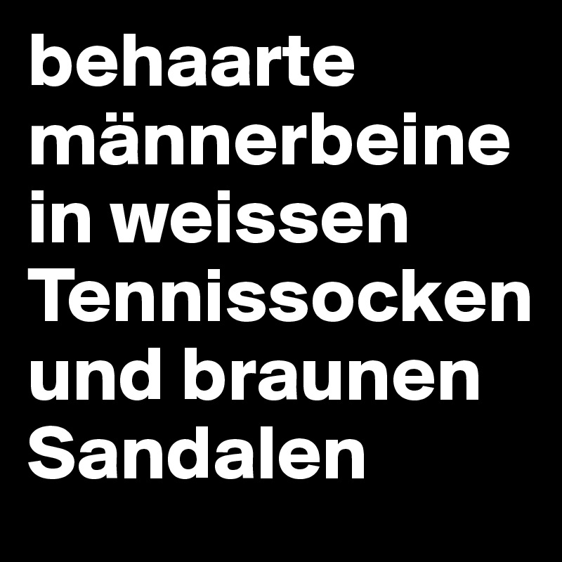 behaarte männerbeine in weissen Tennissocken und braunen Sandalen