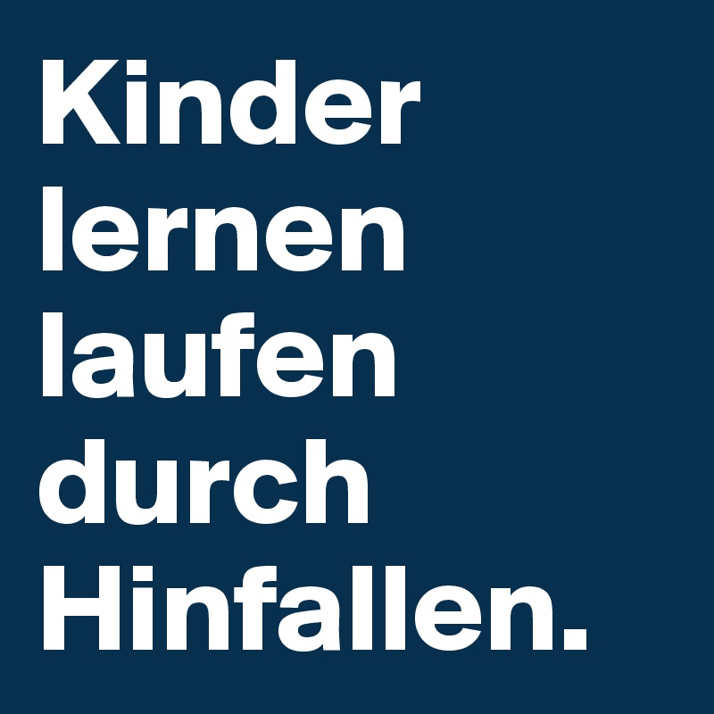 Kinder lernen laufen durch Hinfallen. 
