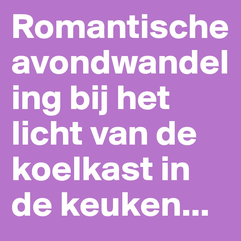 Romantische avondwandeling bij het licht van de koelkast in de keuken...