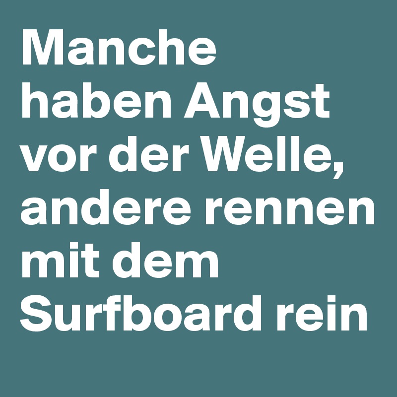 Manche haben Angst vor der Welle, andere rennen mit dem Surfboard rein