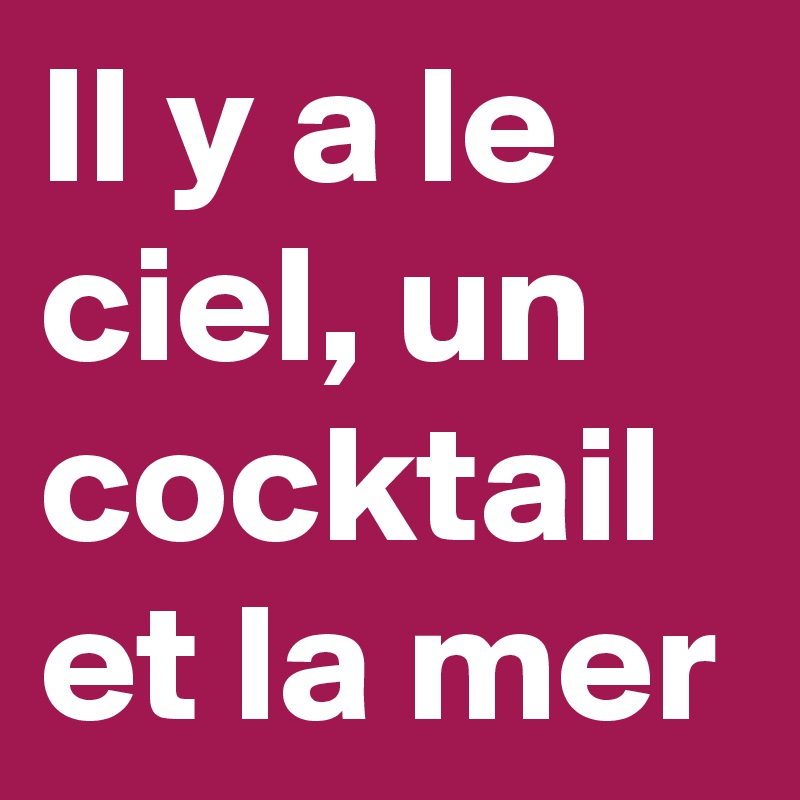 Il y a le ciel, un cocktail et la mer