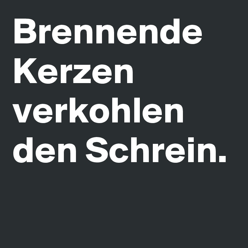 Brennende Kerzen verkohlen den Schrein.
